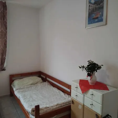 Апартаменты Badacsony-balaton Ifjusagi Szallas
